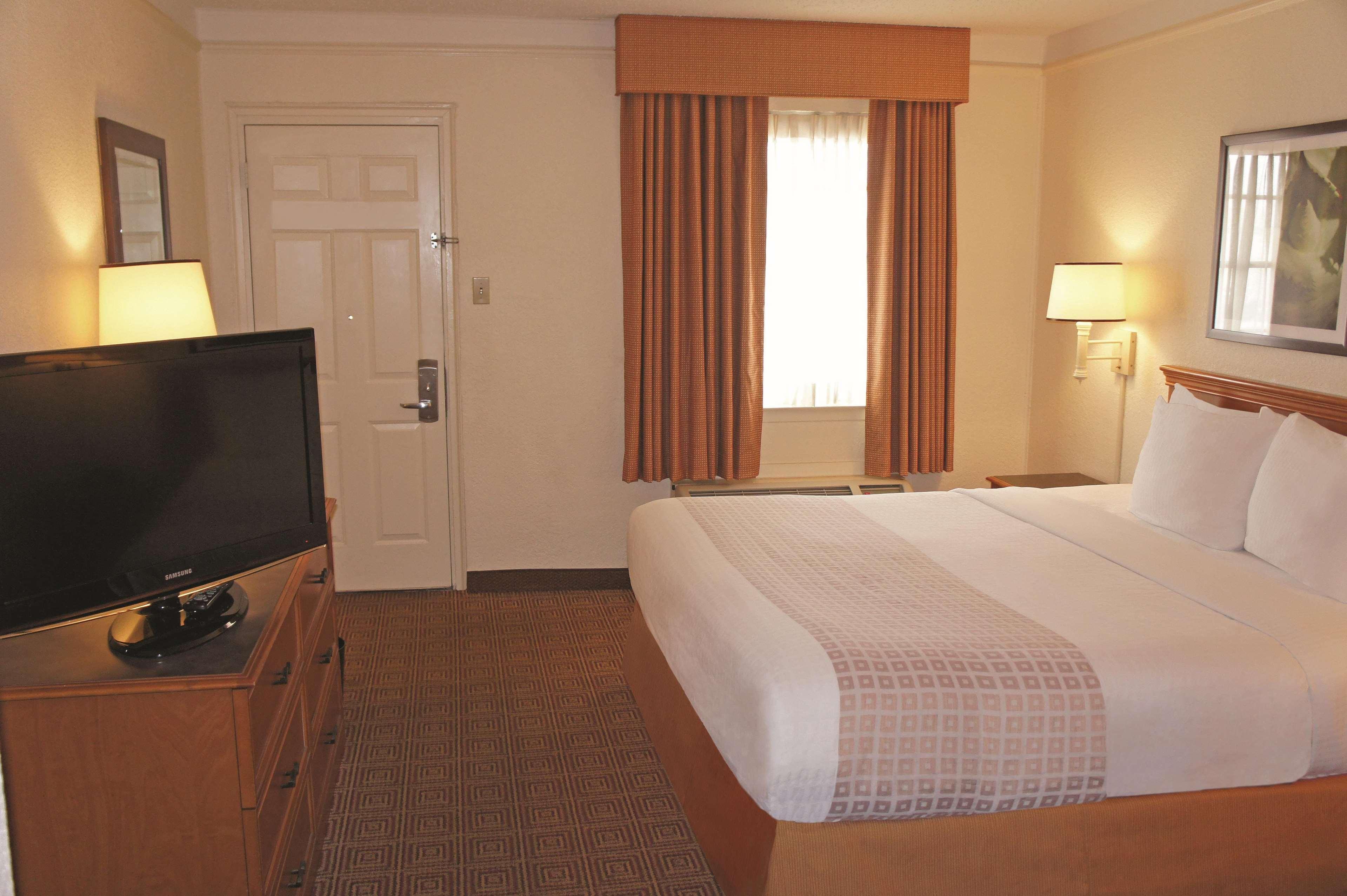 Baymont By Wyndham San Antonio South Park Hotel Екстериор снимка