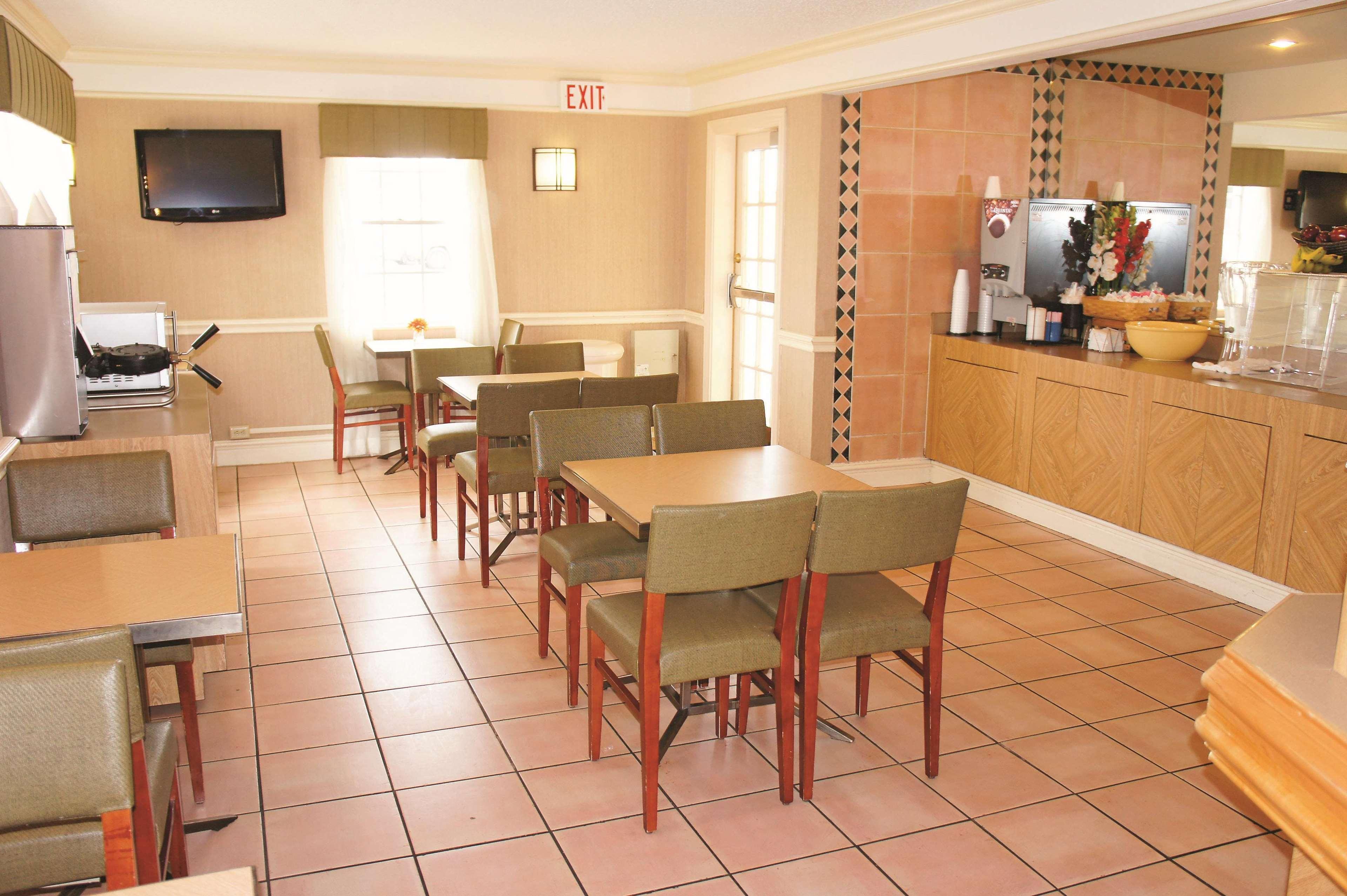 Baymont By Wyndham San Antonio South Park Hotel Екстериор снимка