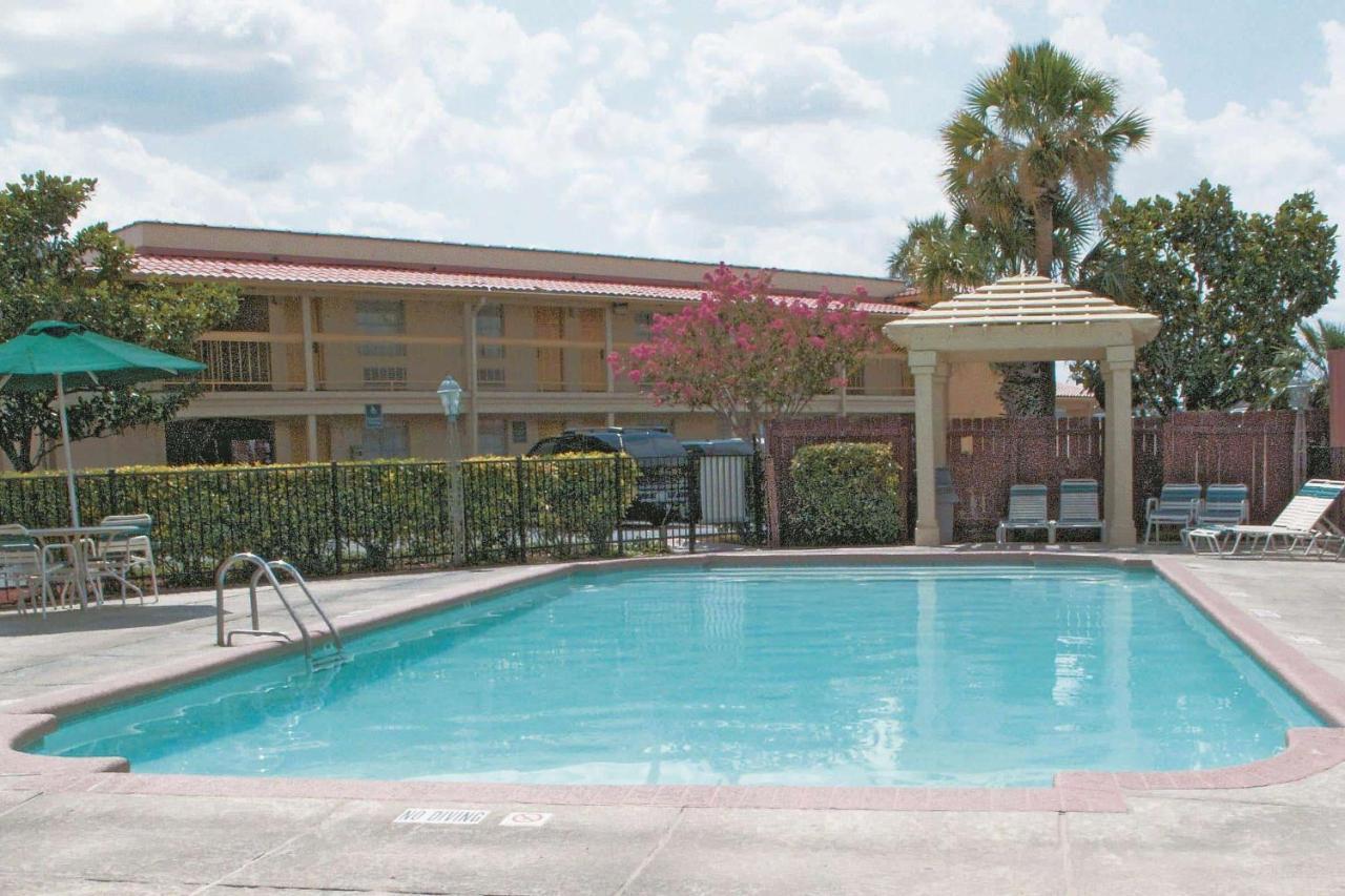 Baymont By Wyndham San Antonio South Park Hotel Екстериор снимка